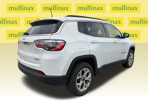 Used 2025 Jeep Compass Latitude image 11