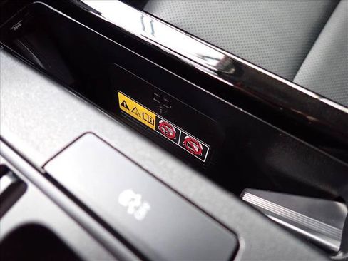 Used 2024 Toyota Prius XLE AWD/4WD image 18