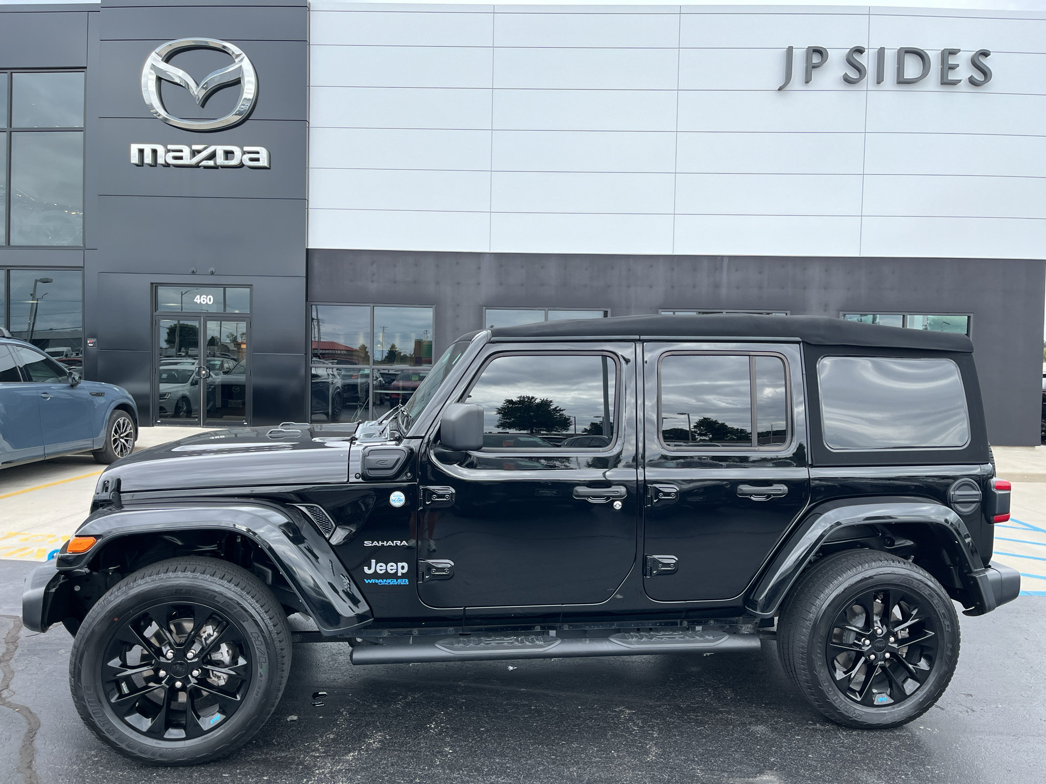 Used 2022 Jeep Wrangler Unlimited Sahara w/ Cold Weather Group AWD/4WD image 2