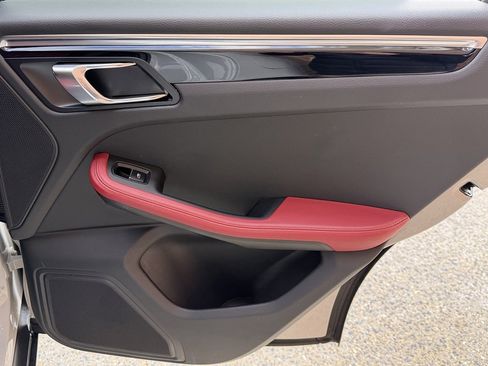 Certified 2025 Porsche Macan image 23