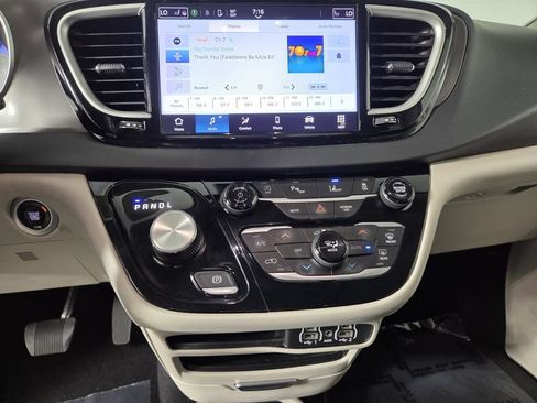 Used 2023 Chrysler Pacifica Touring-L FWD image 17