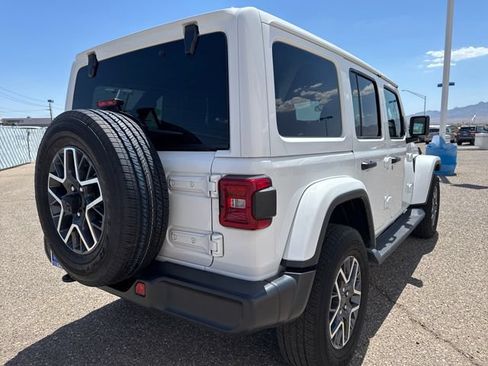Used 2026 Jeep Wrangler Unlimited Sahara AWD/4WD image 5