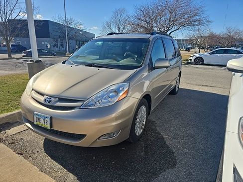 Used 2010 Toyota Sienna XLE image 2