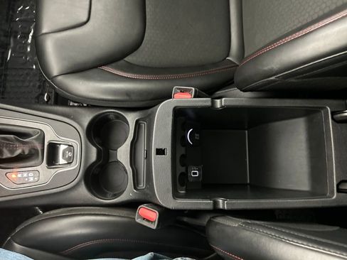 Used 2020 Jeep Cherokee Trailhawk image 16