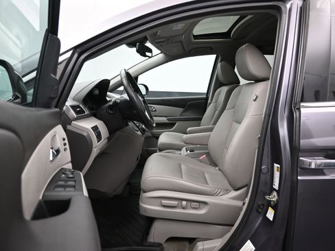 Used 2016 Honda Odyssey Touring Elite image 9