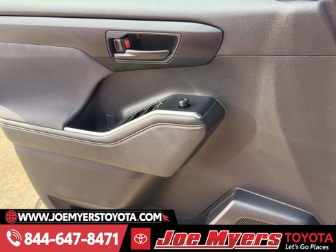 Used 2024 Toyota Highlander LE image 26