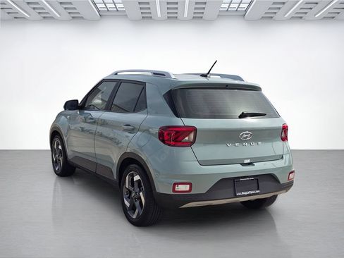 Used 2025 Hyundai Venue SEL FWD image 5