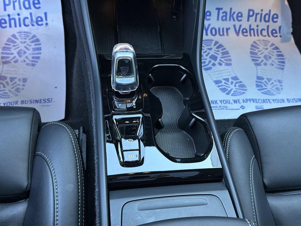 Certified 2025 Volvo XC40 B5 Plus AWD/4WD image 22