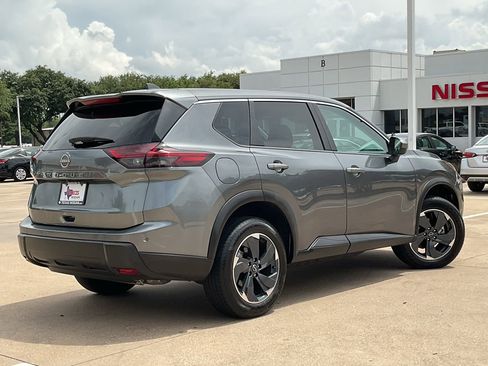 Used 2025 Nissan Rogue SV FWD image 4