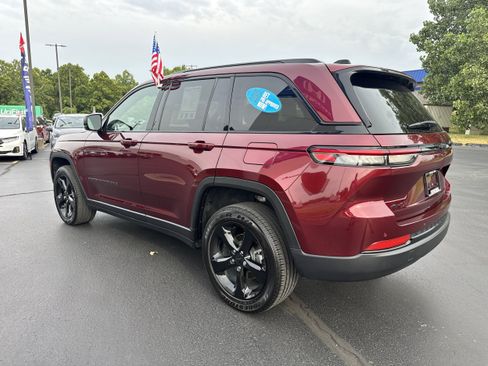 Used 2024 Jeep Grand Cherokee Altitude AWD/4WD image 4