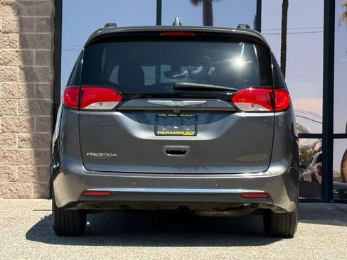 Used 2017 Chrysler Pacifica Touring-L w/ Tire & Wheel Group FWD image 10