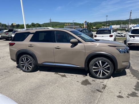 Used 2025 Nissan Pathfinder Platinum AWD/4WD image 3