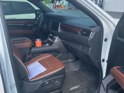 Used 2023 GMC Yukon XL Denali Ultimate AWD/4WD image 5