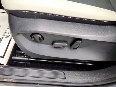 Used 2025 Volkswagen Taos SE image 11