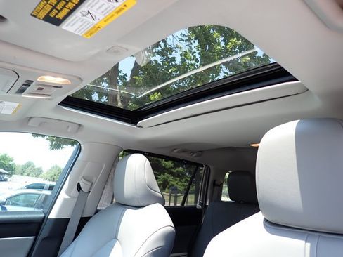 Used 2024 Toyota Highlander XLE AWD/4WD image 16