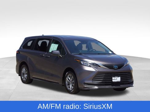 Used 2022 Toyota Sienna LE FWD image 2