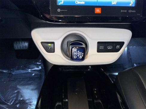 Used 2018 Toyota Prius Prime Advanced image 17