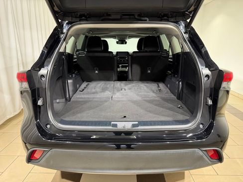 Used 2022 Toyota Highlander XLE AWD/4WD image 12