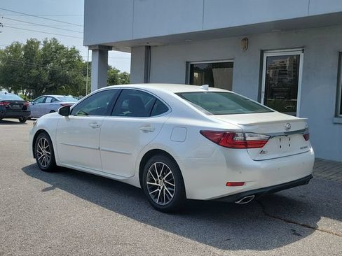 Used 2017 Lexus ES 350 w/ Luxury Package FWD image 3