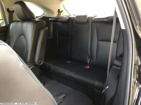 Used 2020 Toyota Highlander XLE FWD image 9