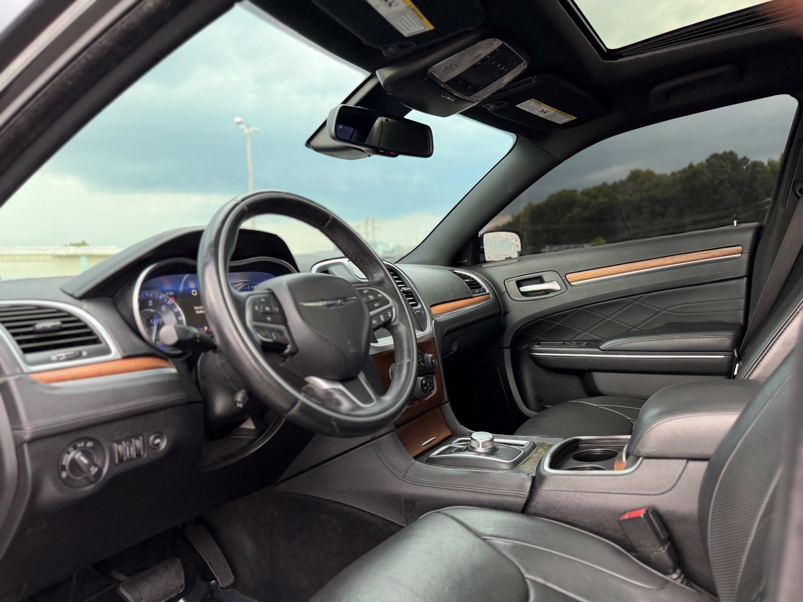 Used 2015 Chrysler 300 C Platinum w/ Harman/Kardon Audio Group RWD image 13