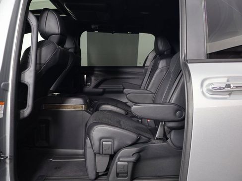 Used 2025 Toyota Sienna Platinum FWD image 11