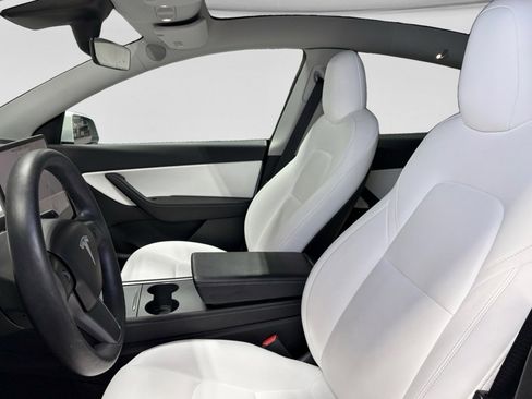 Used 2022 Tesla Model Y Long Range image 16