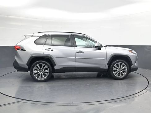 Used 2022 Toyota RAV4 XLE Premium FWD image 3