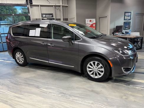 Used 2018 Chrysler Pacifica Touring-L Plus FWD image 27