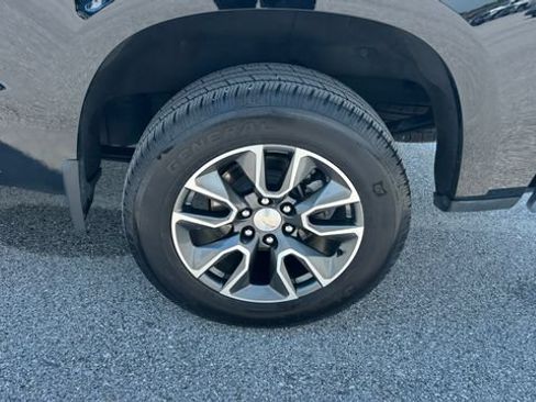 Used 2023 Chevrolet Silverado 1500 LT AWD/4WD image 9