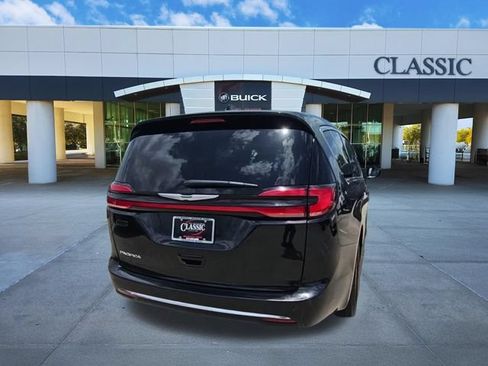 Used 2025 Chrysler Pacifica Select FWD image 8