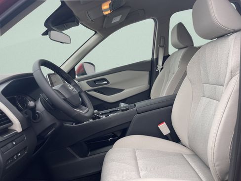 Used 2025 Nissan Rogue SV image 16