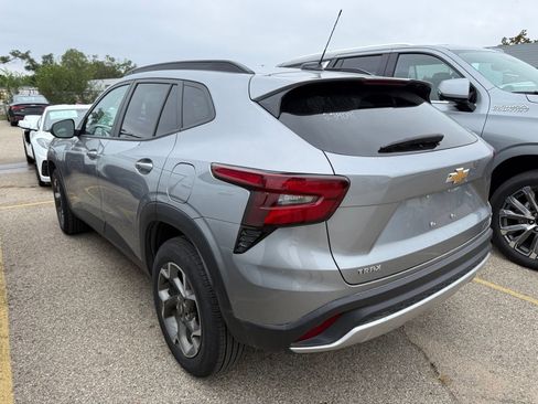 Used 2025 Chevrolet Trax LT FWD image 4