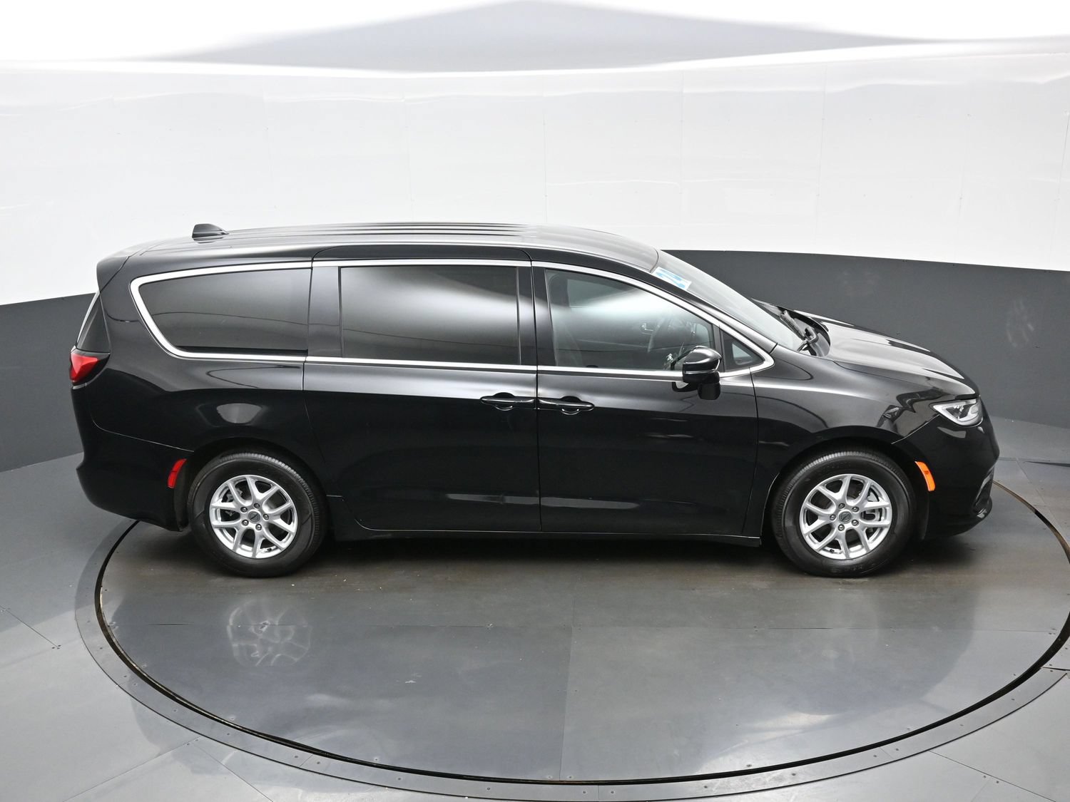 Used 2024 Chrysler Pacifica Touring FWD image 42