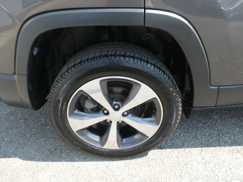 Used 2019 Jeep Cherokee Limited FWD image 32