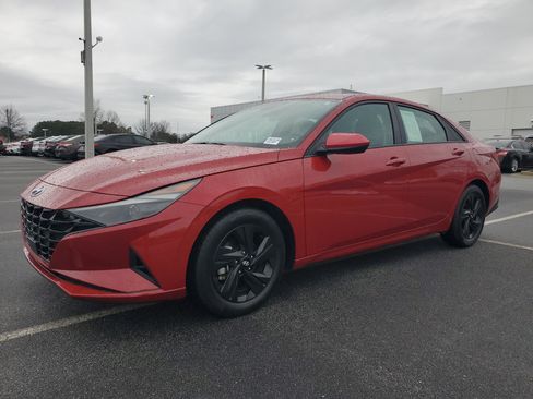 Used 2022 Hyundai Elantra SEL w/ Convenience Package image 3