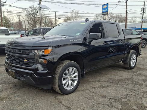 Used 2025 Chevrolet Silverado 1500 Custom image 3