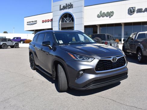 Used 2024 Toyota Highlander Limited image 1