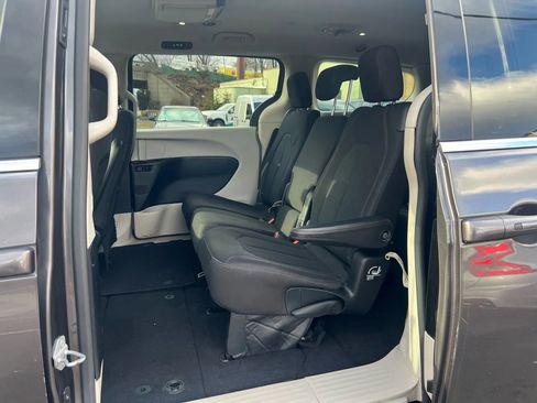 Used 2017 Chrysler Pacifica Touring image 30