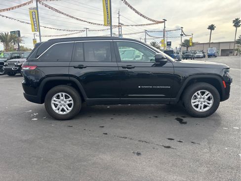 Used 2024 Jeep Grand Cherokee Laredo image 4