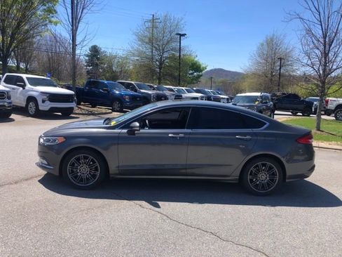 Used 2017 Ford Fusion SE w/ Fusion SE Technology Package image 3