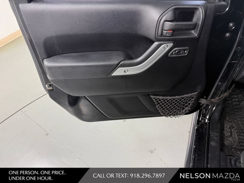 Used 2014 Jeep Wrangler Unlimited Rubicon w/ Connectivity Group AWD/4WD image 18
