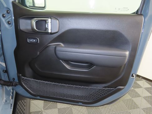 Used 2025 Jeep Gladiator Sport image 33