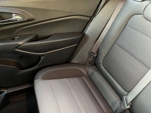 Used 2025 Chevrolet Trax LT image 37