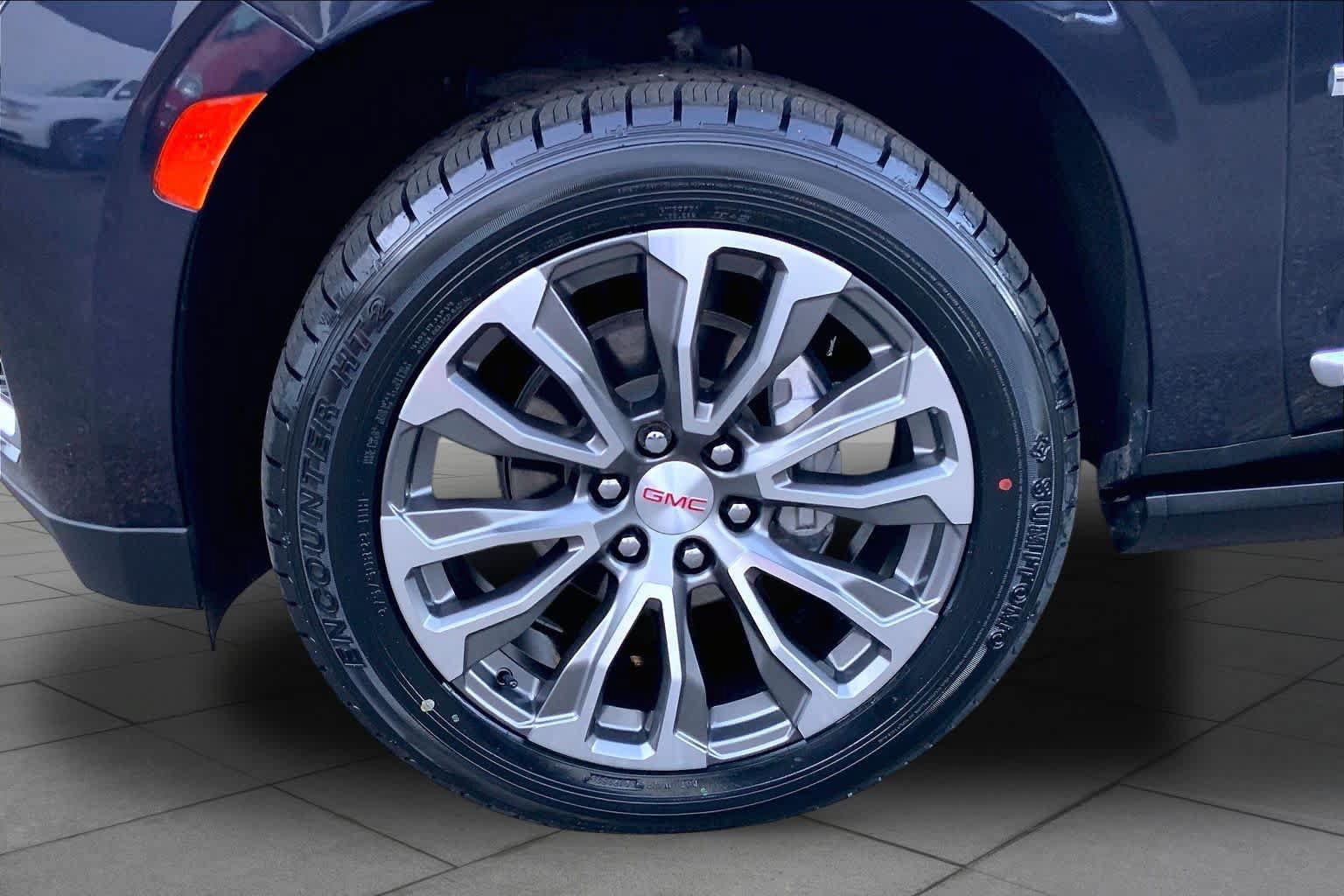Used 2023 GMC Yukon XL Denali AWD/4WD image 11