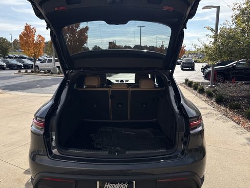 Used 2024 Porsche Macan image 32