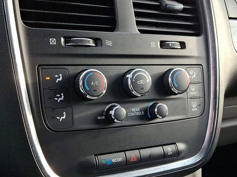 Used 2016 Dodge Grand Caravan SXT image 17