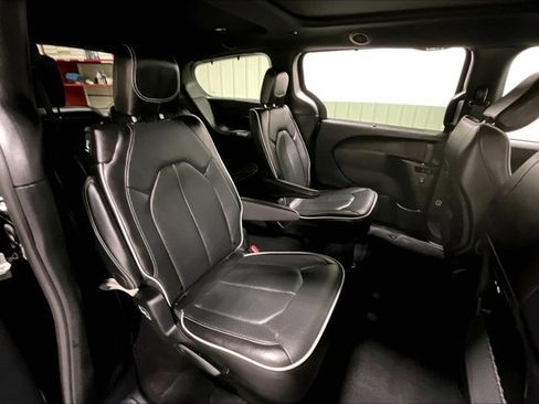 Used 2025 Chrysler Pacifica Limited FWD image 27