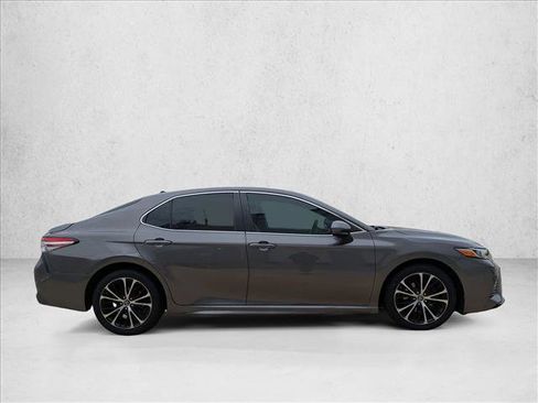 Used 2019 Toyota Camry SE image 4