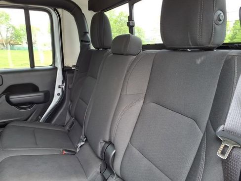 Used 2023 Jeep Gladiator Sport AWD/4WD image 16